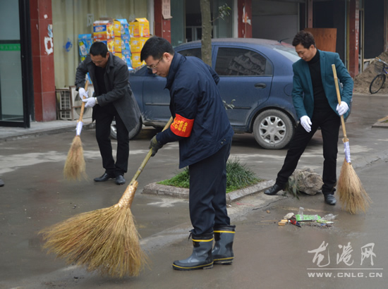 龙港镇镇委副书记,舥艚社区党委书记黄贤满在扫地