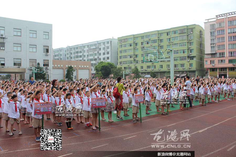 龙港网9月2日讯:今天上午,"网上祭英烈"启动仪式在龙港七小举行,全校