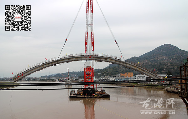 龙港大桥(鳌江一桥)主桥首片钢拱管成功合拢